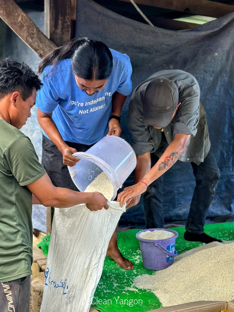 ElinaCHO8's tweet photo. #CleanYangon IDP support team has been providing the basic food supplies to some IDP families in #Karenni state today. #HelpMyanmarIDPs #LegalizationOfNUG #WhatsHappeningInMyanmar #2023Oct15Coup https://t.co/aKlilgtNPZ