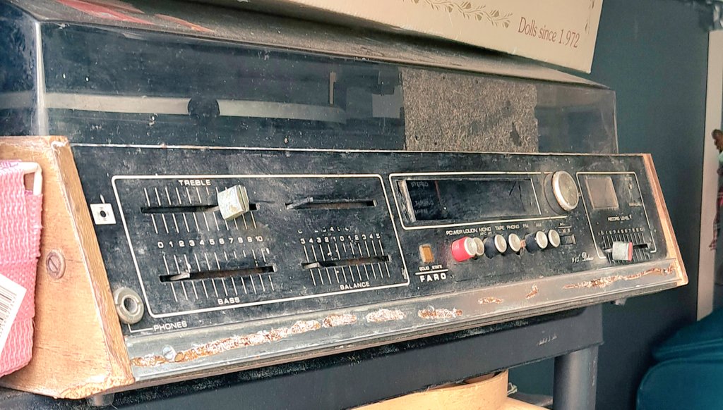 poniendosabor's tweet photo. Joyitas que encuentro por el trastero. Es un Faro 913 de principios de los 70, pertenecía a mis padres y quiero que siga sonando 🔊
#tocadiscos #restaurando #Musica https://t.co/pSmjGfqljO