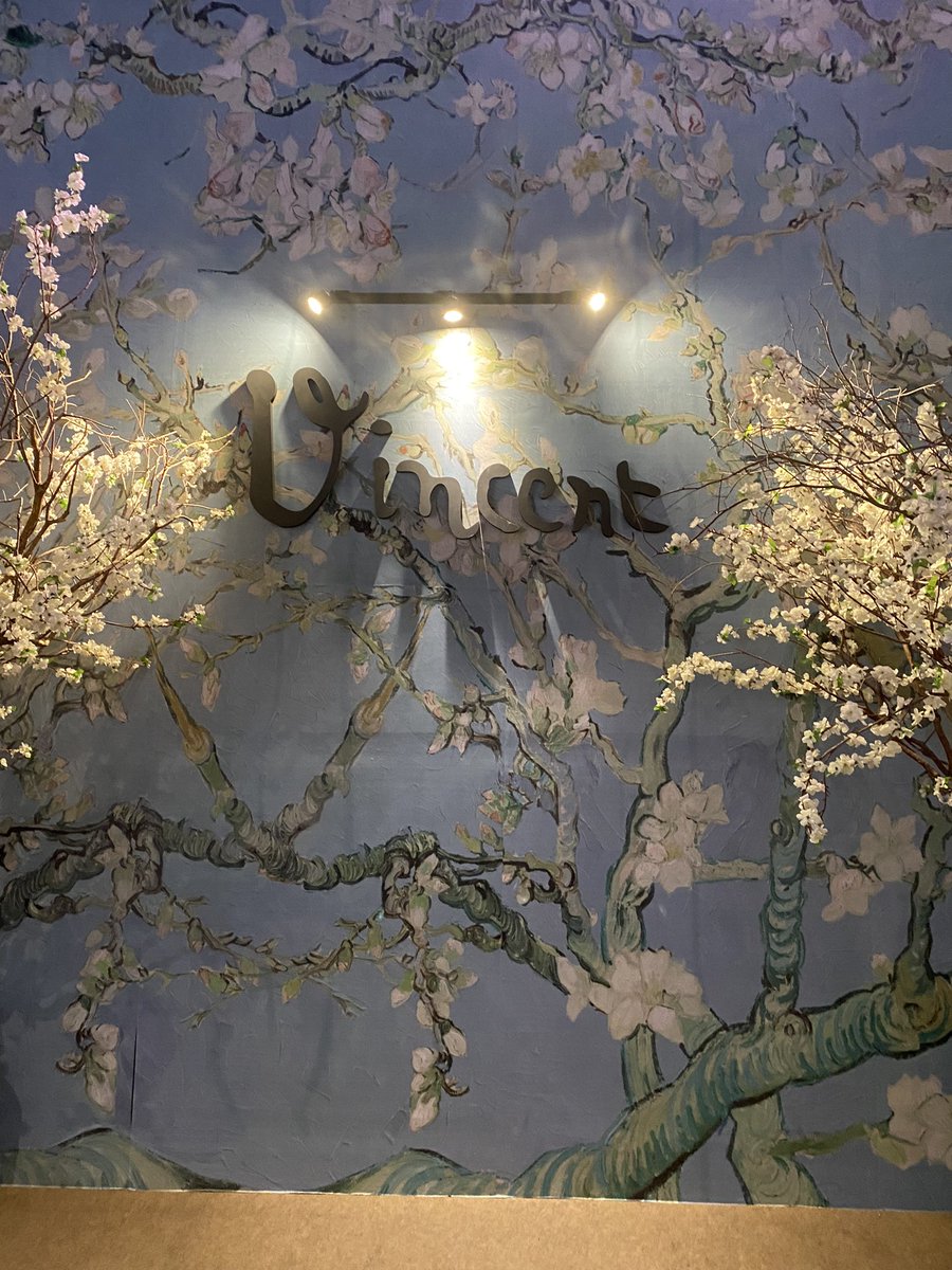BreeAndrad's tweet photo. A beleza dessa exposição 💙🌼 https://t.co/x34q9U3soP