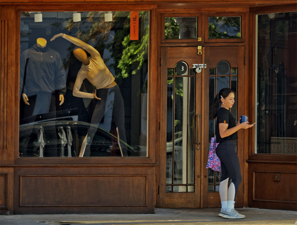 Best to just ignore everything and concentrate on your phone #streetphotographer #stellenbosch