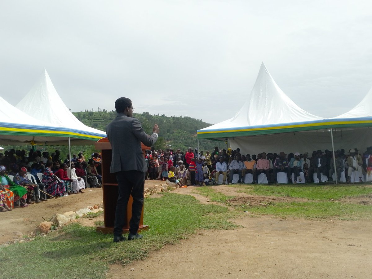 "ubuzima bwiza bwo mu mutwe n'imibanire myiza mu muryango nibyo shingiro ry'iterambere rirambye ku gihugu". 

 Ubutumwa @MuhireJC250  yagejeje kubitabiriye ibiroro by'umunsi mpuzamahanga w'umugore wo mu cyaro.

<a href="/Kamonyi/">Kamonyi District</a> <a href="/RwandaSouth/">Southern Province | Rwanda</a> <a href="/RwandaGender/">Ministry of Gender & Family Promotion | Rwanda</a> <a href="/RwandaHealth/">Ministry of Health | Rwanda</a>