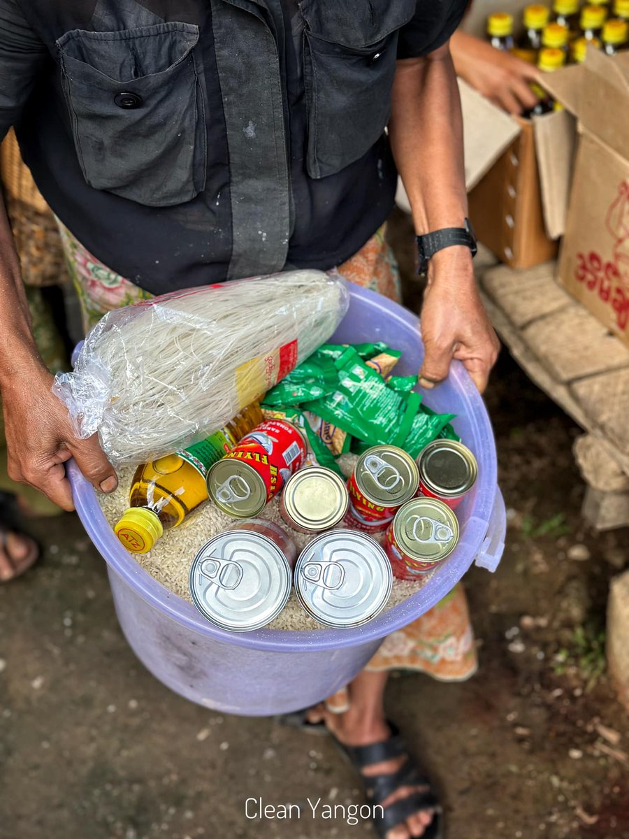 NantEiThandar's tweet photo. #CleanYangon IDP support team has been providing the basic food supplies to some IDP families in #Karenni state today. #HelpMyanmarIDPs #LegalizationOfNUG #WhatsHappeningInMyanmar #2023Oct15Coup https://t.co/iOg1PMHxPs
