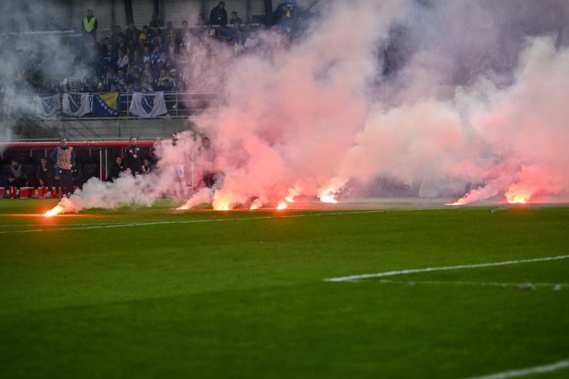 WennerGatta's tweet photo. Immagini da bordocampo del match di venerdì sera fra #Lichetstein e #Bosnia provenienti da #KreutzTv impegnata a riprendere il match con la #SuperslowMotion
Attimi di paura, fortunatamente senza conseguenze https://t.co/ALYyUllhca