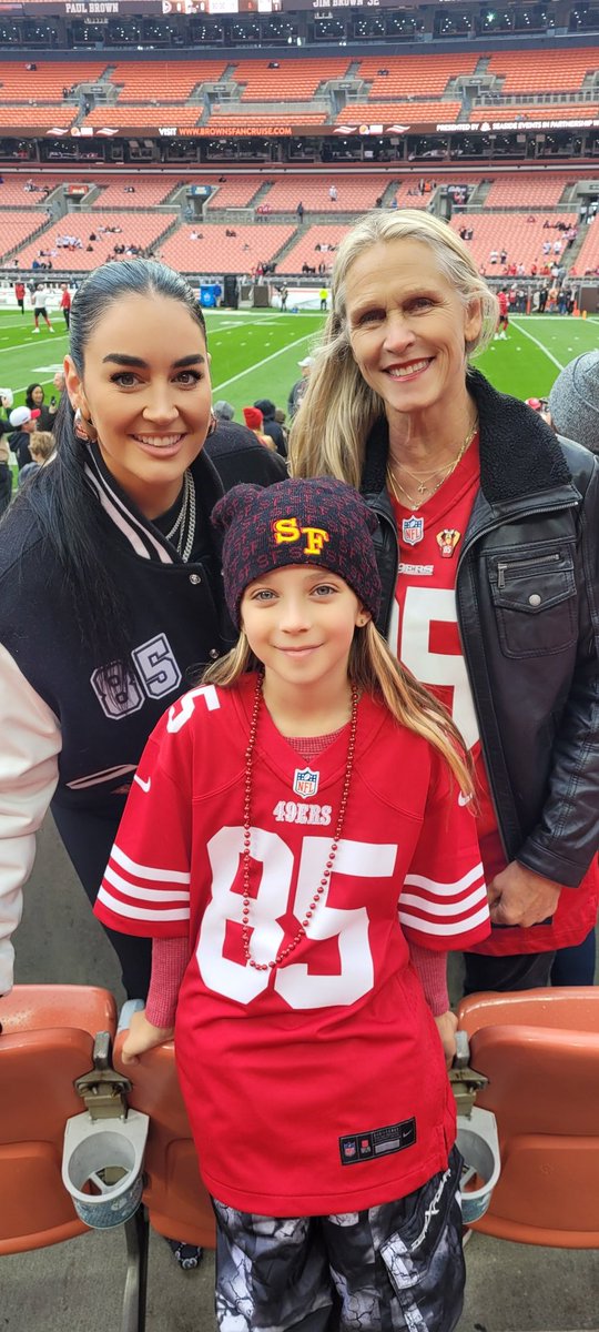What a sweet family, thanks for the pic ❤️🏈💛 
Go NINERS ! #KITTLE #49ers #clairekittle