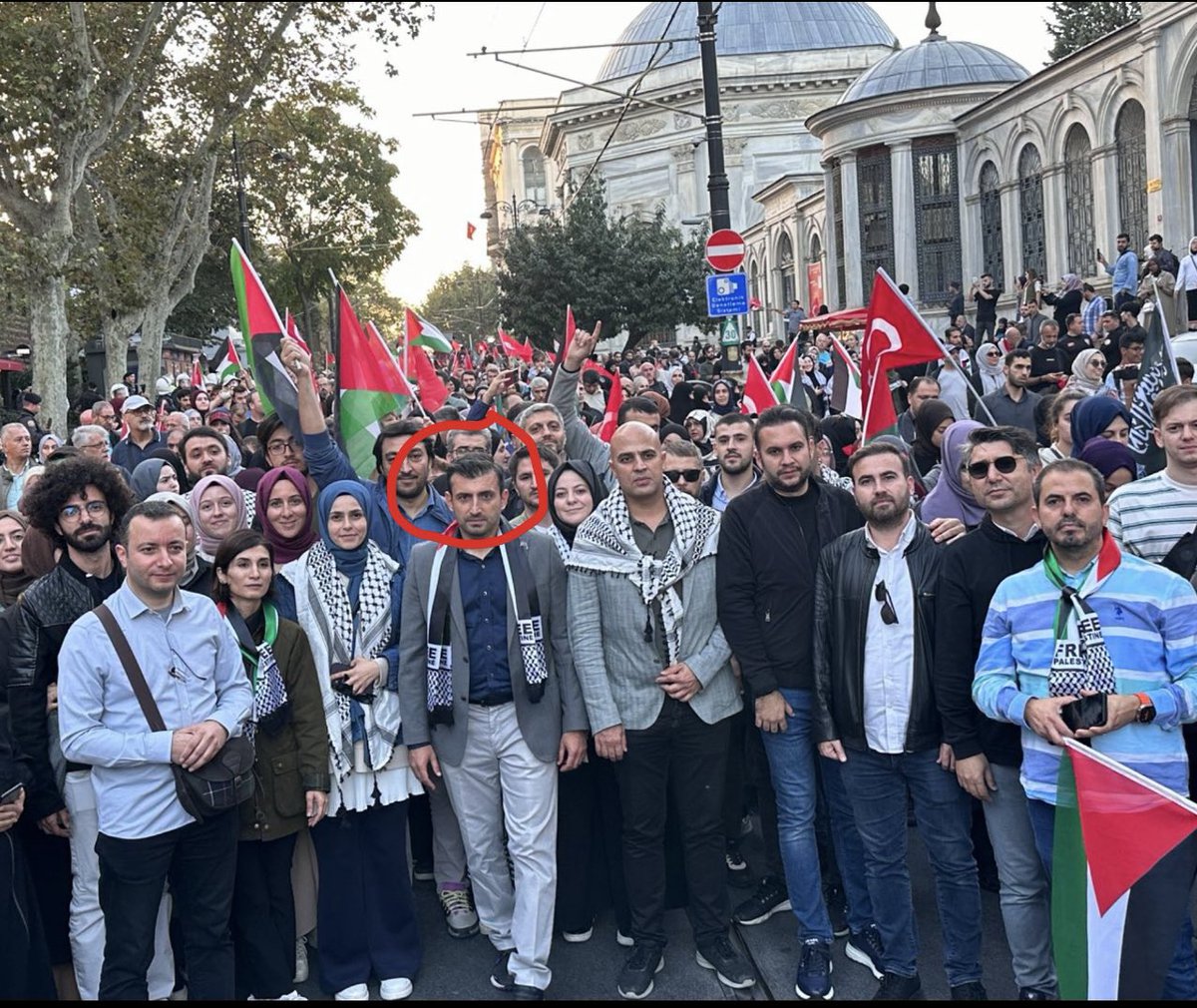 بلال، پسر #اردوغان رئیس جمهور ترکیه و سلجوک بایراکتار دامادش، سازنده هواپیماهای بدون سرنشین، امروز در اعتراض به حمایت از حماس - گروە دست نشاندە رژیم تروریستی #ملاها در استانبول به خیابان ها آمدند.