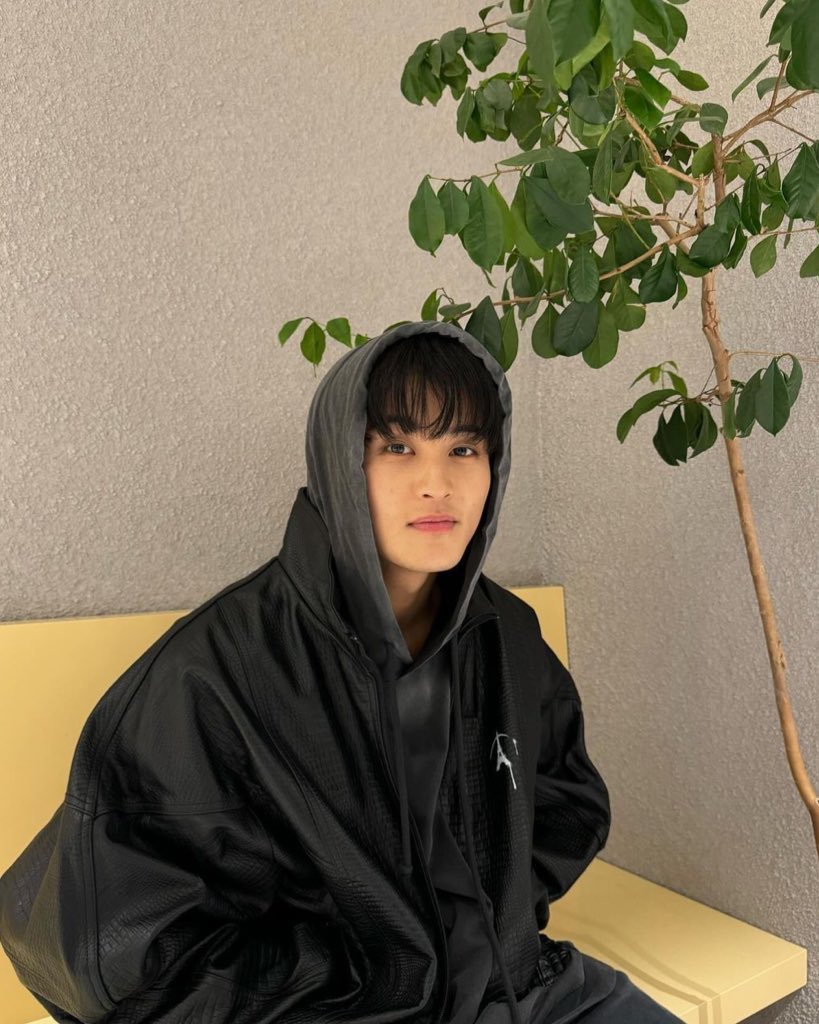 joyfulmarkly's tweet photo. why is he so boyfriend https://t.co/8W4seISsOG