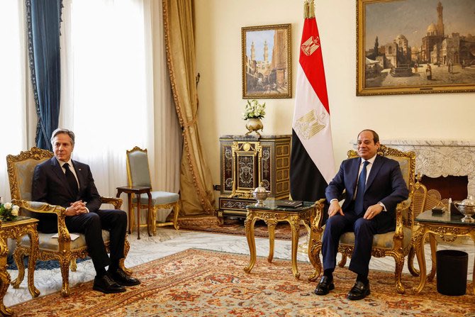 السيسي لوزير الخارجية الأمريكي:

- تحدثت وقلت أنك إنسان يهودي، اسمح لي أقول لك إنني مواطن مصري نشأت في حي جنبًا إلى جنب اليهود في مصر، ولم يتعرضوا لأي شكل من أشكال القمع أو الاستهداف.

- لم يحدث في المنطقة العربية والإسلامية استهداف لليهود في تاريخهم القديم والحديث، ربما حدث