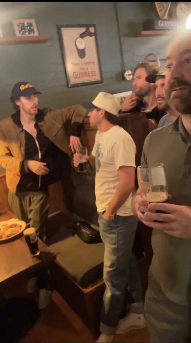 UpdatesHozier's tweet photo. 📸| Hozier and Niall Horan chatting while watching Ireland’s rugby match 🇮🇪 https://t.co/fsM6pQ7EXz