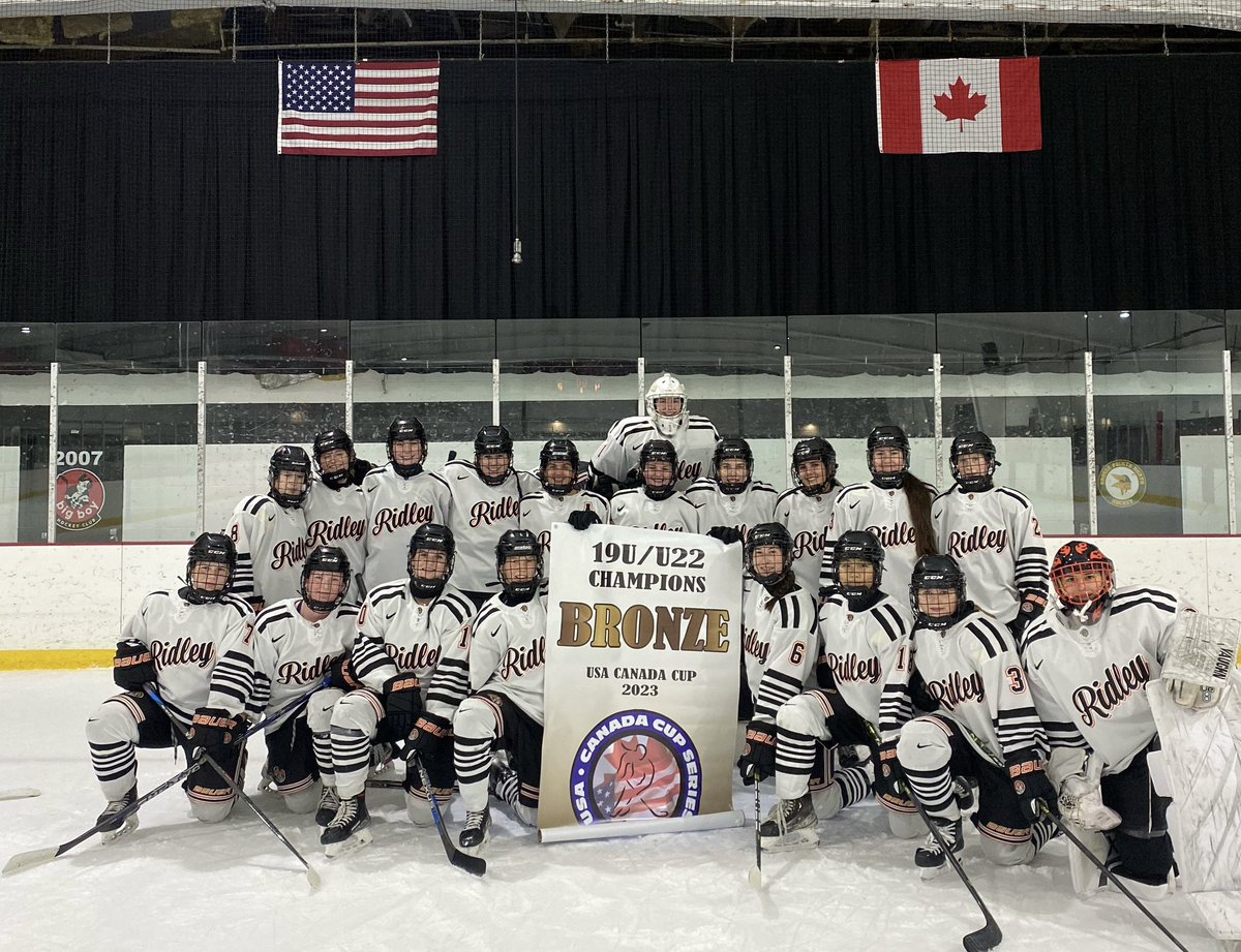 RidleyHockey's tweet photo. After defeating Stoney Creek U22, Prep Girls Hockey claim this year’s Bronze Championship 🏆 at the 2023 USA 🇺🇸 / CAD 🇨🇦 Cup in Detroit, MI!

Final Score:
#RidleyHockey 4️⃣
Stoney Creek U22 2️⃣

@OWHAhockey | @RidleyAthletics https://t.co/pLiTIJghxp