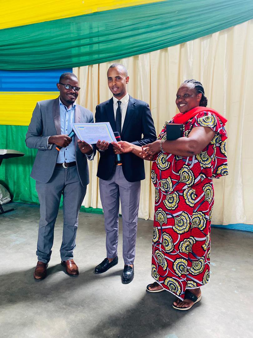 RubavuSector's tweet photo. #INTAVOGERWA mu tugari dutandukanye, zifatanije na Mutimawurugo mu Kwizihiza umusi mpuzamahanga wahariwe Umugore wo mucyaro, uretse ubutumwa bwatanzwe n’abayobozi, Itorero #EPLM ryifatanije n’imiryango itishoboye bishyurira Ubwisungane mu buvuzi abaturage 66,
@RwandaLocalGov https://t.co/V7hqd9GVhh