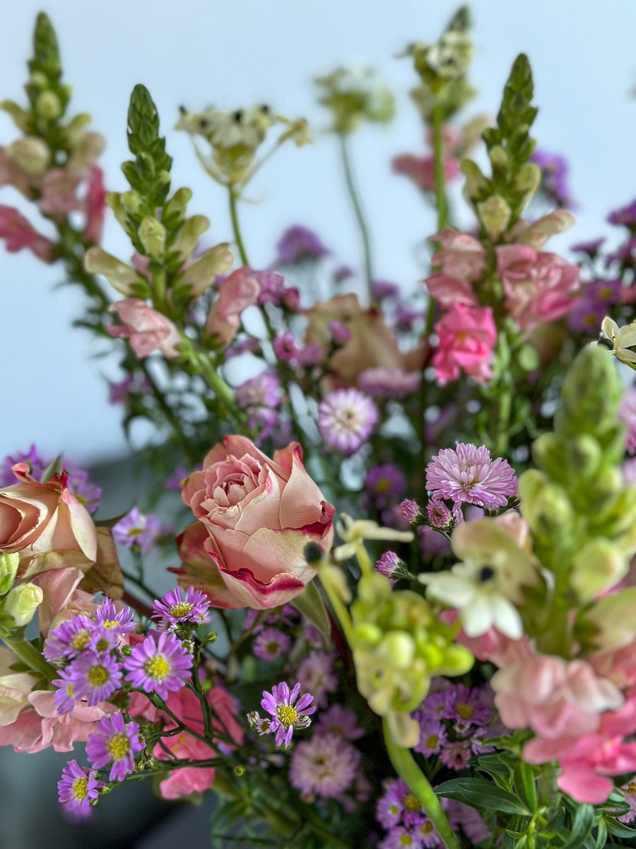 Gisteravond kwamen mijn nichtjes op visite in mijn nieuwe huis. Dat klinkt misschien als normaal, maar we zagen elkaar heel lang niet door een familieruzie. Ik kijk nu dus met een extra grote glimlach naar de bos bloemen die ze meebrachten.