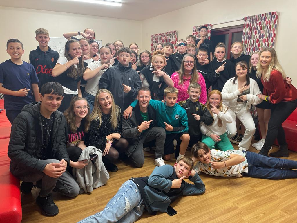 Penwythnos arbennig yn Llangrannog gyda disgyblion blwyddyn 8. Dyma ni'n barod am y disgo nos ddoe. 🎶

Amazing weekend in Llangrannog with year 8 pupils. Here we are ready for the disco last night.🎶
Diolch <a href="/llangrannog1932/">Gwersyll Llangrannog</a>
<a href="/CriwCymraegMCS/">Criw Cymraeg Ysgol Maesteg</a> <a href="/MaestegCymraeg/">Cymraeg Maesteg</a>