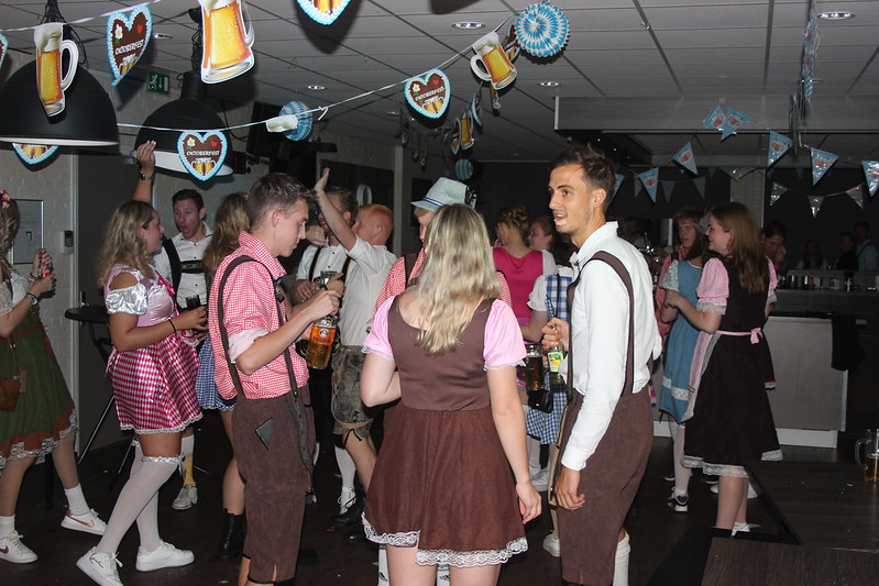 Het oktoberfeest is weer geweest, de kantine is weer schoon.
Wat overblijft zijn de foto's, zie oranje-zwart.nl/fotos #oktoberfest #oktoberfest2023 #oz #gezelligheid #feest #leden