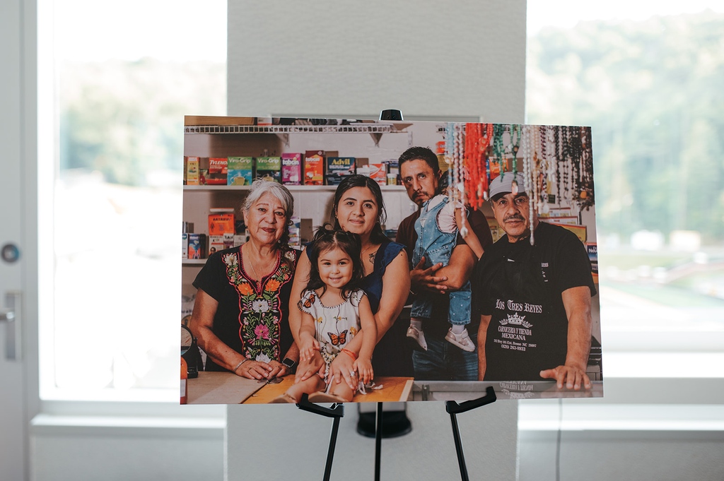 As today wraps up Hispanic Heritage Month, we wanted to share the beautiful art that was part of the #SpiritofBoone event! We were honored to display pieces from A Tapestry of Our Roots celebrating the lives of local immigrants. 🌟🖼❤

#828isgreat #boonenc #hispanicheritagemonth