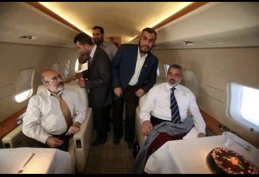 yvesazeroual's tweet photo. On met dit dans l’oreillette que les leaders du #Hamas sont au côté de leur peuple, prêts à prendre les armes et à lutter jusqu’à la mort contre les #sionistes. Non j’déconne…
Ils posent dans leur jet privé, se goinfrent. Sans doute pour prendre de la hauteur #HamasTerrorist https://t.co/L67gFvQGRu