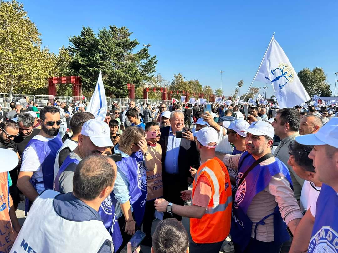 cenginyurt52's tweet photo. Bugün #EMADDER ailesiyle binlerce yurttaş meydandayız.
Haklı mücadelelerini destekliyor. 
#2000LereAdilKademe istiyoruz. https://t.co/sb7tWrxYkW