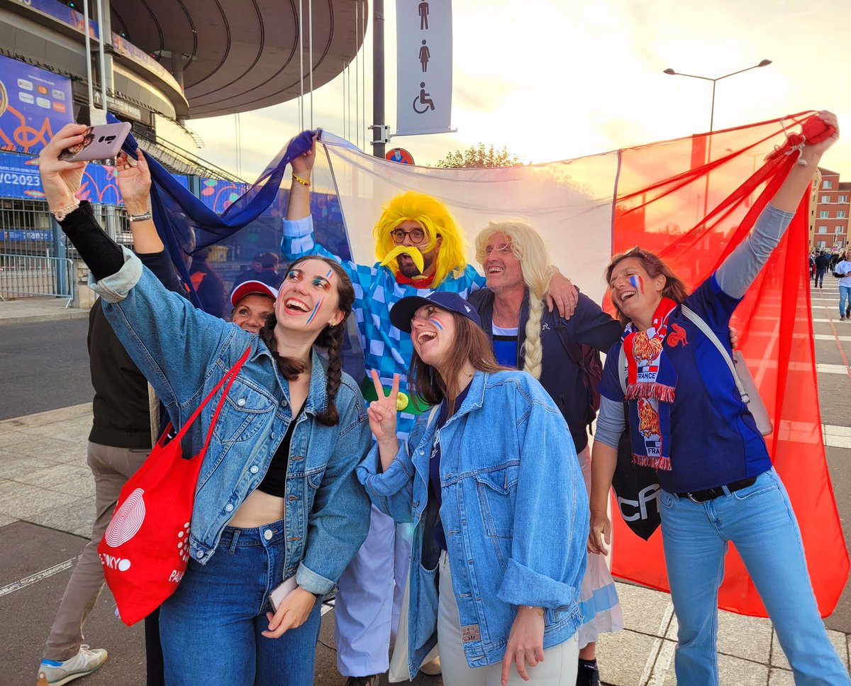 Astérix et Obélix et compagnie au Stade France pour soutenir les #bleus 🇫🇷🏉💪
🇫🇷⚡🇿🇦  
#RWC2023 #FRAvRSA #rugby #France #mohamedmoulayphoto #photo #équipedeFrance @lequipe