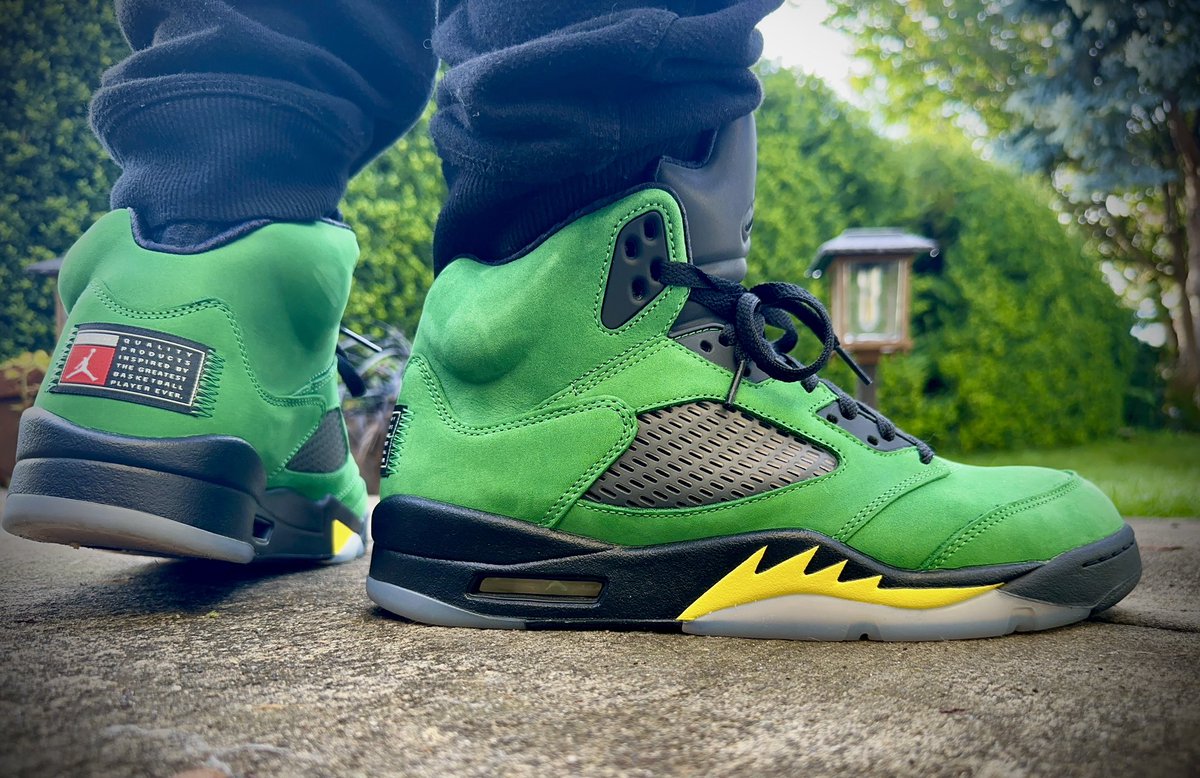 #kotd 🔥💚💛🖤🔥 I wish they would continue the collegiate pack with the patch for the GR 5’s 🙏🏼💯 I need a Purple & Gold pair 😉 #PurpleReign #BowDown @Jumpman23 @nikestore #yoursneakersaredope #snkrsliveheatingup #snkrskickcheck #Oregon5s #AJ5 #Jordan5 #wdywt #sneakerhead