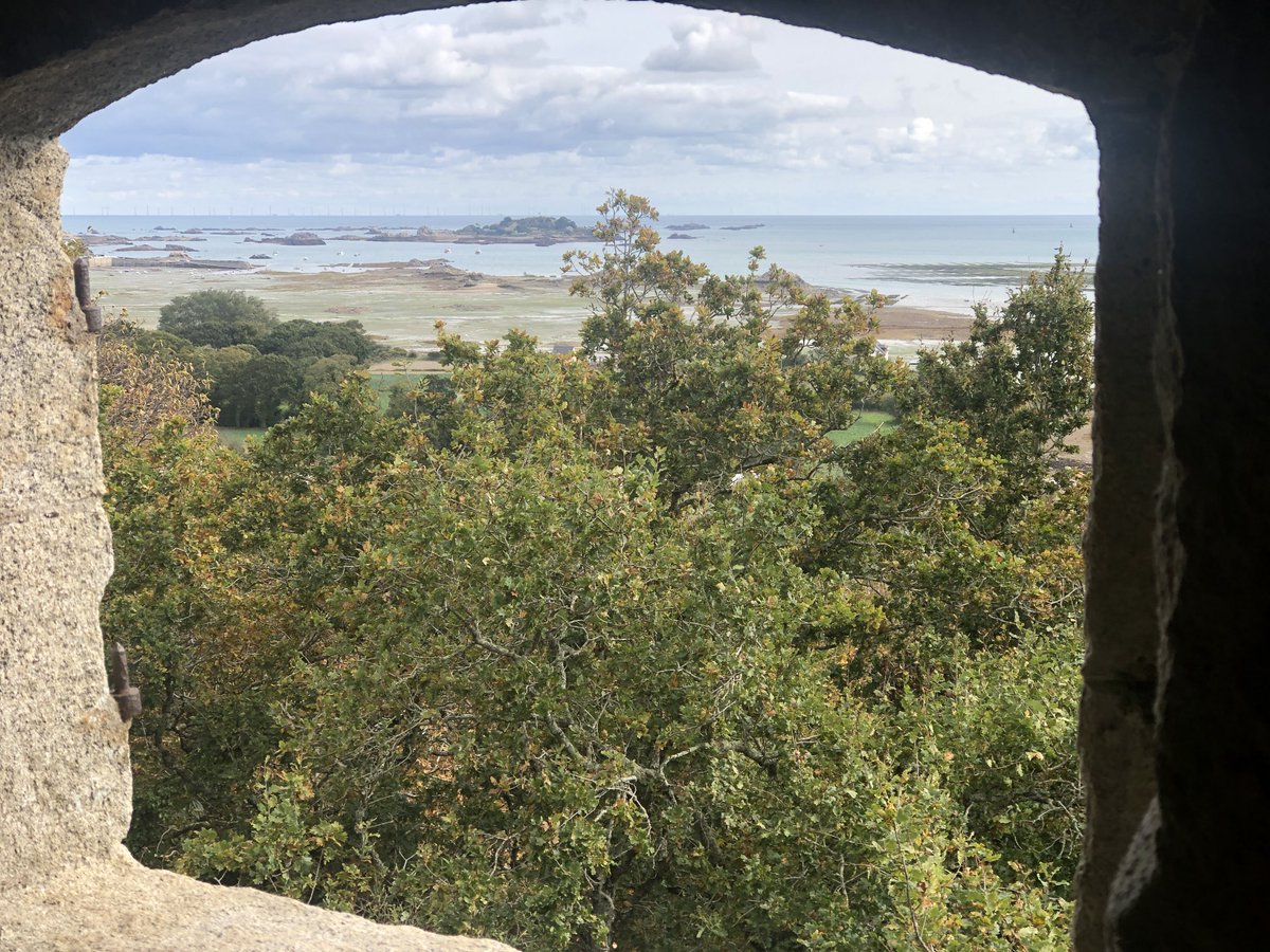 On connaissait « Les 39 marches » d’Alfred Hitchcock. Voici les 57 marches de la tour de Kerloc’h à Ploubaz’. Du haut de cette tour, on embrasse la baie de Paimpol. Superbe vue. Le département des ⁦<a href="/cotesdarmor22/">cotesdarmor</a>⁩ est décidément le plus beau de France. #Paimpol #Bretagne.