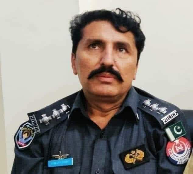 Chohan_Amjad265's tweet photo. موجودہ دور میں پولیس کے  طرف اس پشتون افسر نے چادر چار دیواری کی پامالی سے انکار کیا۔۔۔
ایس ایچ او عمران الدین کو اس کی ایمانداری کی سزا آج وقت کے حکمرانوں نے دی ہے عمران الدین نے اپنے افسران بالا کا ناجائز حکم نہ مانے پر لائن حاضر کر دیا ناجائز حکم یہ تھا 
🚦 مراد سعید  کے رشتہ دار کے گھر پر چھاپہ مارنا اور ان کے مرد اور عورتوں کو حوالات میں بند کر کے ان پر جھو��ی ایف ائی ار کٹوانے کو کہا تھا لیکن اس پٹھان نے دو ٹھوک جواب دیا کہ میں ایک پٹھان ہوں اور میں کبھی بھی ان عورتوں پر ایف ائی ار نہیں کاٹوں گا اگر اس کے لیے مجھے اپنے نوکری سے بھی ہاتھ دھونا پڑے تو میں وہ بھی کر گزر جاؤں گا ہم فخر کرتے ہیں کہ پولیس ڈیپارٹمنٹ میں ایسے ایماندار لوگ بھی ہیں اپ کے پی کے اور پٹھانوں کی شان ہے سلام ہو اس ماں کو جس نے اپ جیسے بہادر سپوت کو جنم دیا۔
ریٹویٹ کرے اس بہادر کے حوصلہ افزائی کیلے🔃