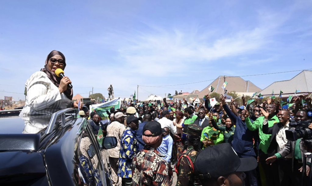 Oktoba hii Mhe. Rais <a href="/SuluhuSamia/">Samia Suluhu</a> alikuwa nje ya Nchi akipambania fursa za Nchi yetu, Oktoba hii hii tayari yupo Mikoani akisikiliza na kutatua kero za wananchi pamoja na kuzindua miradi mikubwa ya maendeleo. Hakika Kazi inaendelea kwa kasi tena bila kelele. 

Tumuunge Mkono.