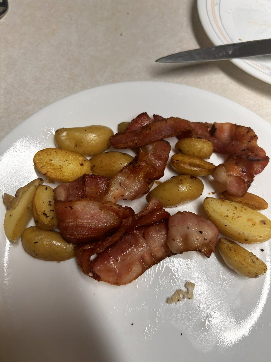 reecejorgensen's tweet photo. Cook everything on cast iron https://t.co/5An0cBL954