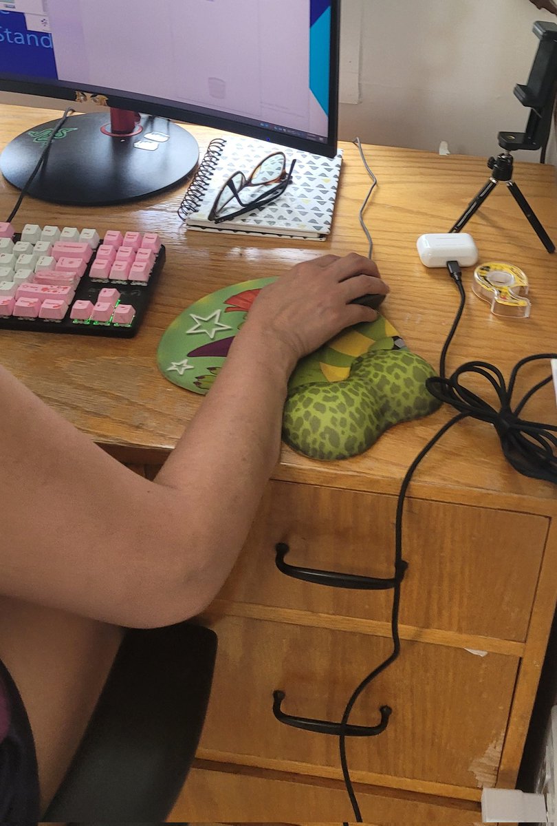 kaisodai's tweet image. Remembering the time when my mom couldnt find a mouse pad so she went theu my closet and used the monty one my friend gifted me