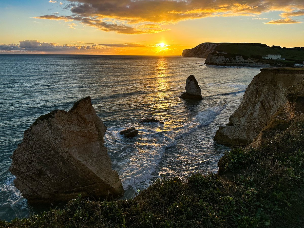 izzyhorne's tweet photo. Last night there was only a two hour window from the sun setting and the Milky Way appearing ☀️💫 #autumn #iow #newmoon https://t.co/Lmo9JNX11C