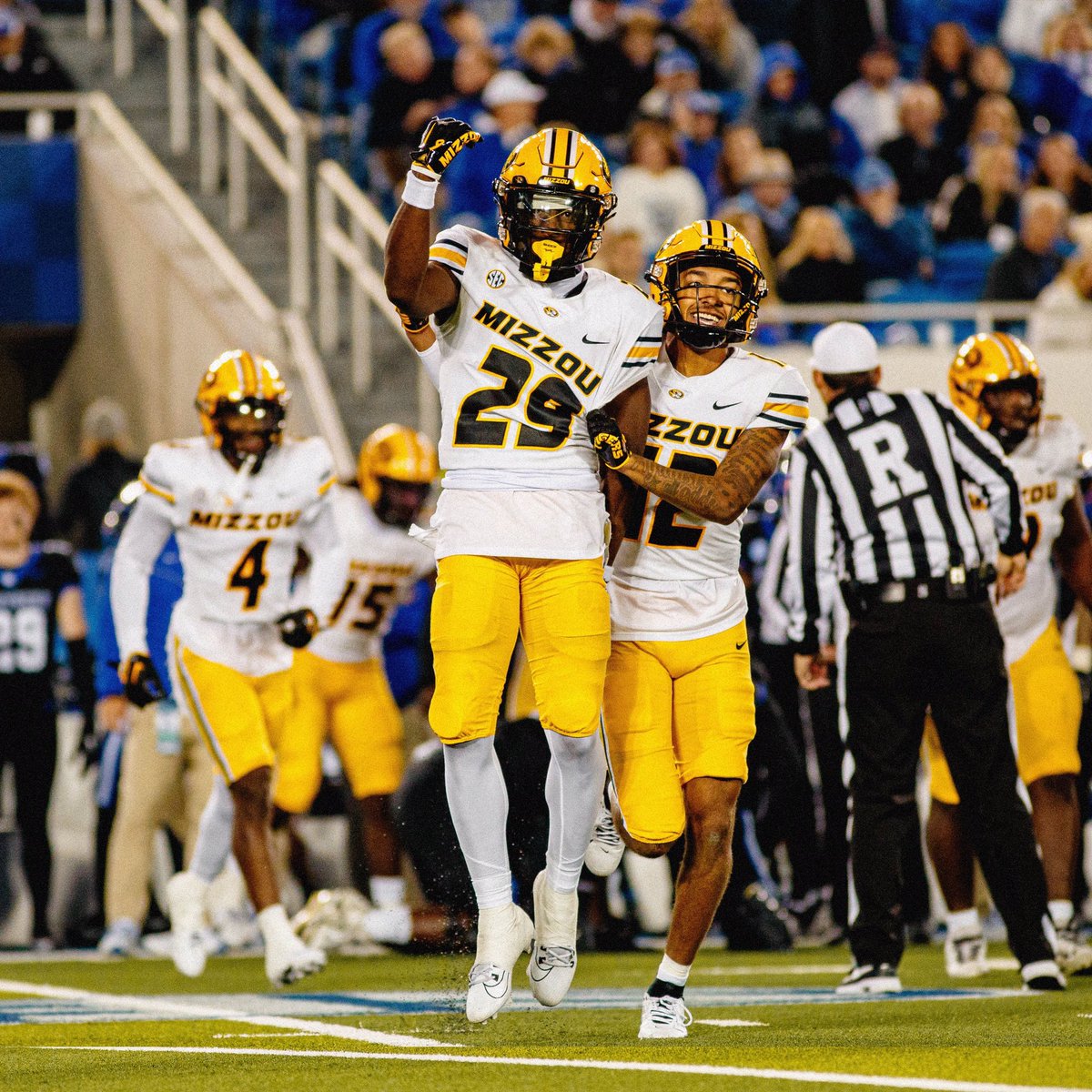 Impact freshman <a href="/PhillipRoche4/">Phillip. Roche</a> gets his first career sack 😤😤

#MIZ | #STP