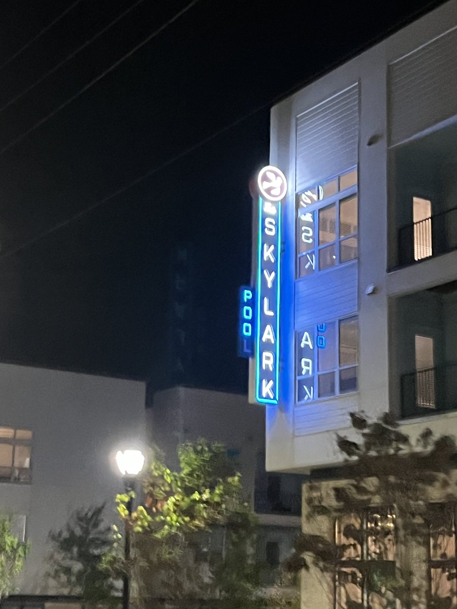 gglasser23's tweet image. The Skylark Poo #funny #hilarious #goodcontent