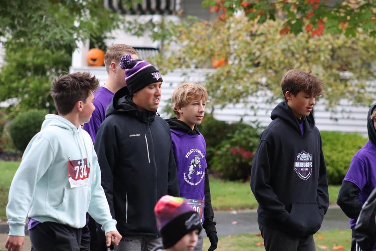 Hamburg_Soccer's tweet photo. 2023 Bulldog Dash!

Our JV and Varsity boys participated in the 5k today in honor of Conor Long💜

Conor was a leader in our program and tragically passed away in 2017. In a couple weeks we’ll announce the winner of our 2023 Conor Long Character Award! #BeLikeConor https://t.co/wS2WT5vjnr