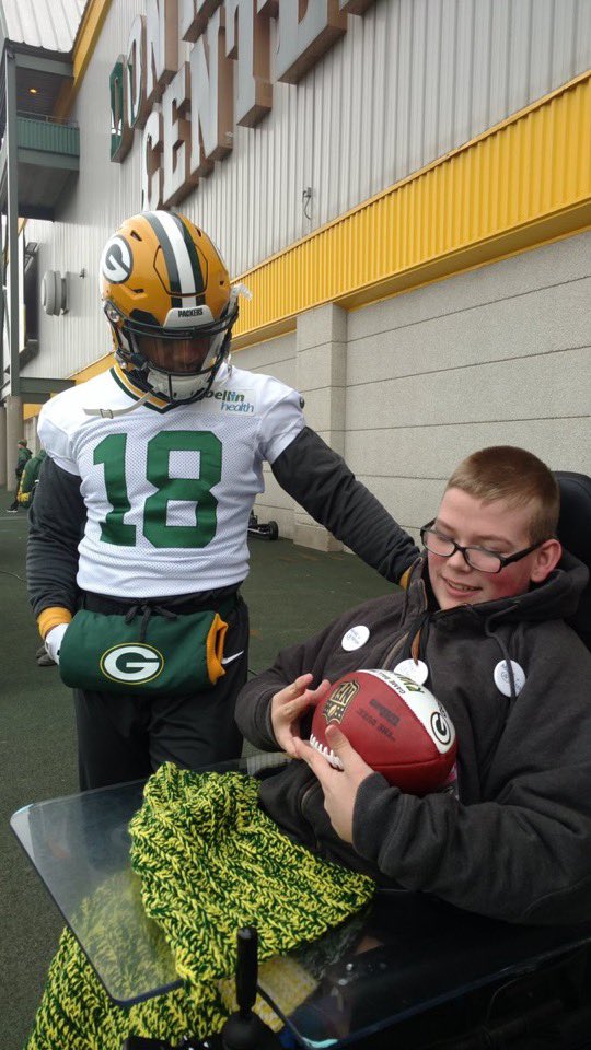 ryanwheels17's tweet photo. @AaronRodgers12 You are super fast and amazing. I bet you’ll be even faster next year and I hope I get to see you again soon @tae15adams And  davante Adam and Randall Cobb go beDashAnd be incredible @rcobb18 you are a fast like a rabbit
@nyjets  #NFLTwitter   #jets https://t.co/5ktAGvcKoJ