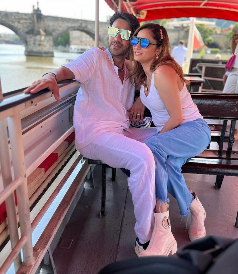 Ankita lokhande aur Vicky Jain meri favourite jodi aa rahi hai bigg boss me.
AnVi In Bigg Boss