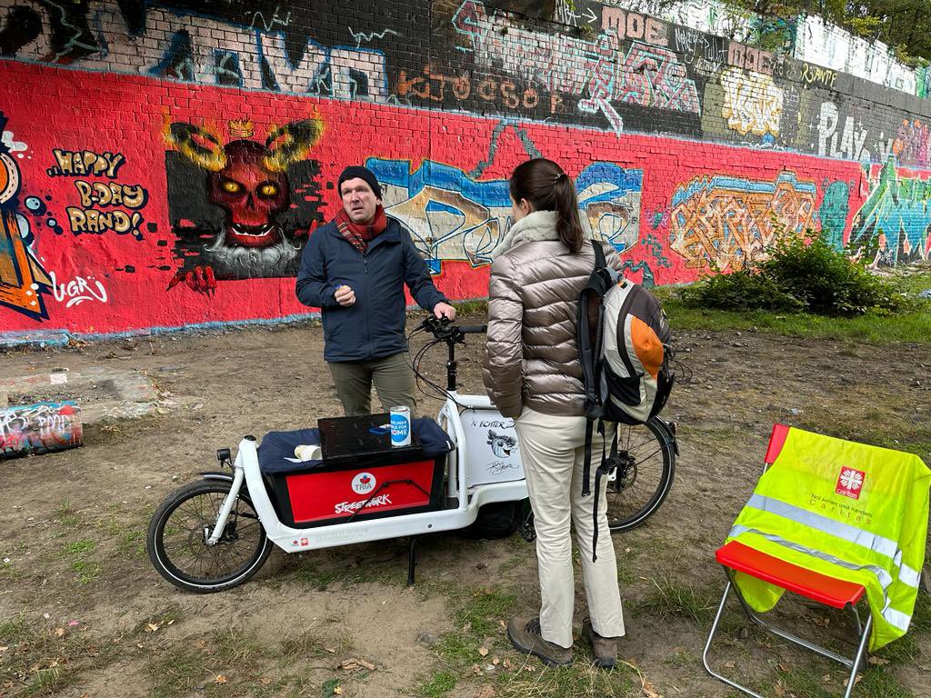 Das war der erste Berliner Walk for Home. Mehr als 300 Teilnehmende. Mehr als 3.000 km gewandert. Mit dabei auch die #Abendschau vom @presse_rbb und viele bekannte Gesichter. Danke @CaritasBerlin für die perfekte Organisation! #walk4home #Wohnungslosenhilfe