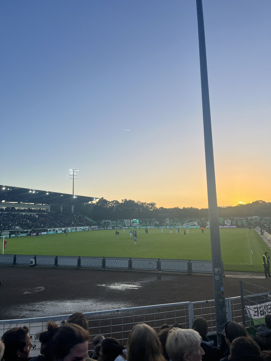 strafraumeck's tweet photo. Simon Scherder, Fußballgott. #SCP06 #SCPM60 https://t.co/3aw1RS3qLw