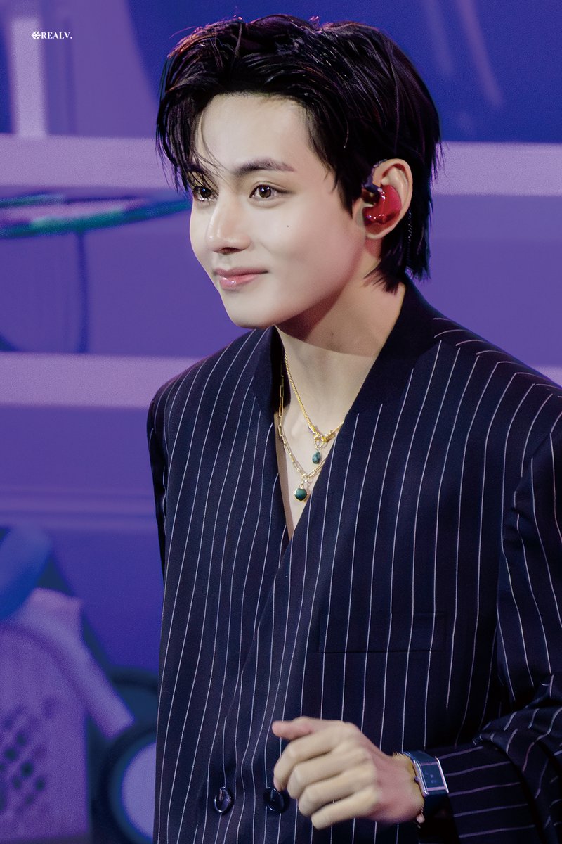 REALV1230's tweet photo. 231014 뷔크닉 고화질 HQ        

행복해하던 태형이의 표정과 몸짓들
그리고 아미들이 부르는 노래들을
가만히 바라보며 듣고있던 모습들
너는 무슨 생각을 하고 있었을까,

#뷔 #V #TAETAE #taehyung #태형 #김태형 #태태 
#방탄소년단 #BTS #防弾少年団 #BTSV @BTS_twt https://t.co/NAIBhAOGZE