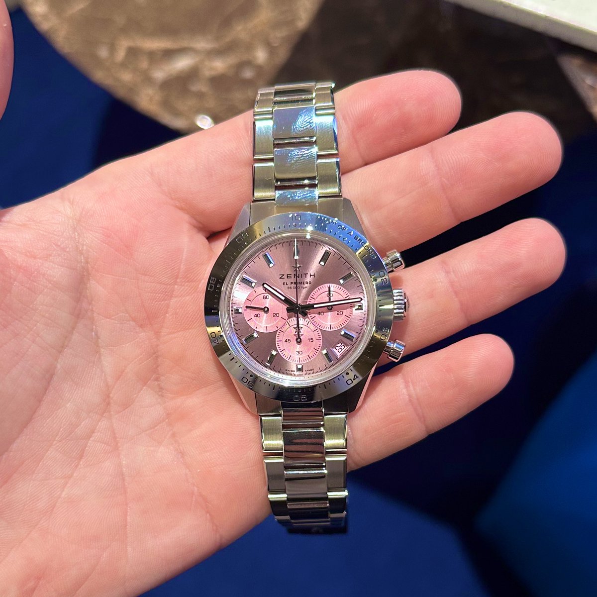 TempusShop's tweet photo. Zenith Chronomaster sport 41 pink. En soutien à la lutte mondiale contre le cancer du sein. Édition limitée à 500 exemplaires pour 12300€. Une partie de la vente est reversée à Susan G. Komen https://t.co/Yq2jjm40AF