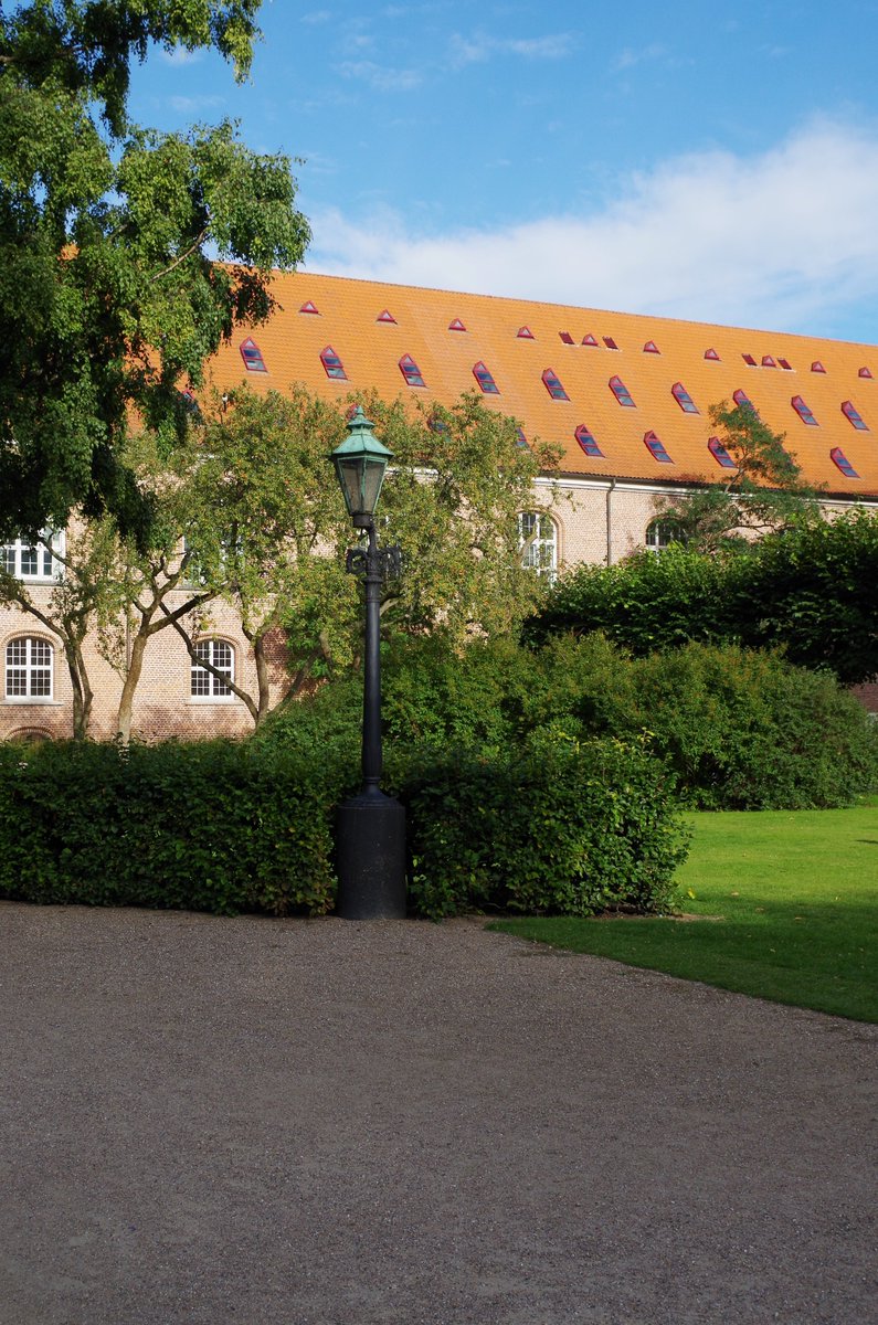 The Royal Library Garden also called the #LibraryGarden
~ is a small oasis in the middle of the city. You can find it on #Slotsholmen next to #ChristiansborgCastle and the #RoyalLibrary 📚

#Denmark @0xAlaric #Copenhagen @AnxiousLionO #Christiansborg @Anyextee #Bøger