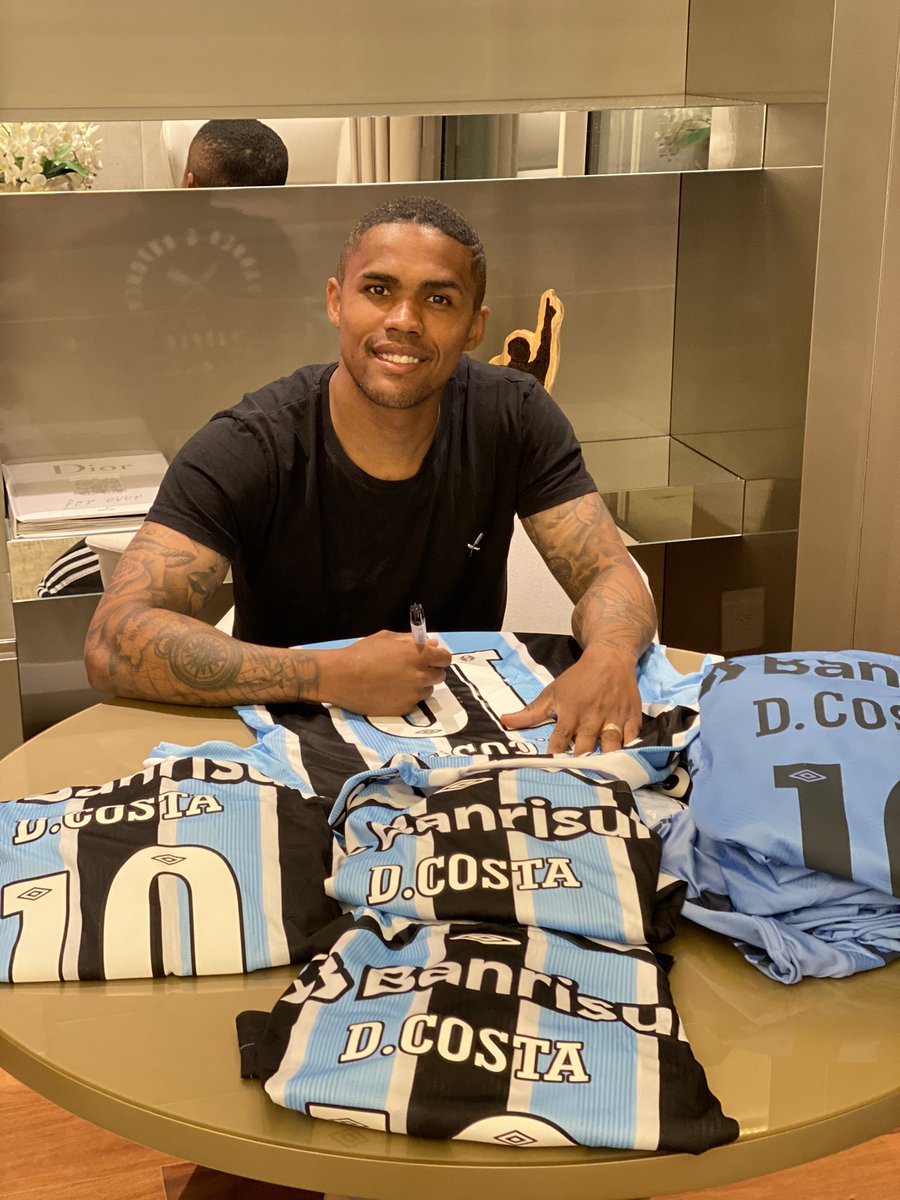 suris_g's tweet photo. Douglas Costa tem reunião com a direção do Grêmio no dia 29/12

O atacante aceita um salário compatível e perdoar a dívida de 7,2 milhões que começaria a ser pago em  janeiro de 2024. 

O jogador tem desejo de voltar ao Grêmio e refazer a sua imagem!

#Grêmio https://t.co/Zjx2y4h9Yx