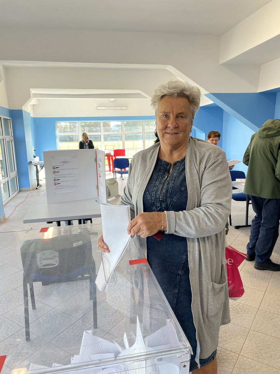 AleksanderRC's tweet photo. Ja i babcia już byliśmy na zakupach! Niestety na bazarku pistacje były stare i zwietrzałe, więc oboje postanowiliśmy ukwietnić nasz dom i posadziliśmy LEWkonie. #bazarek https://t.co/JGidLh5nkE