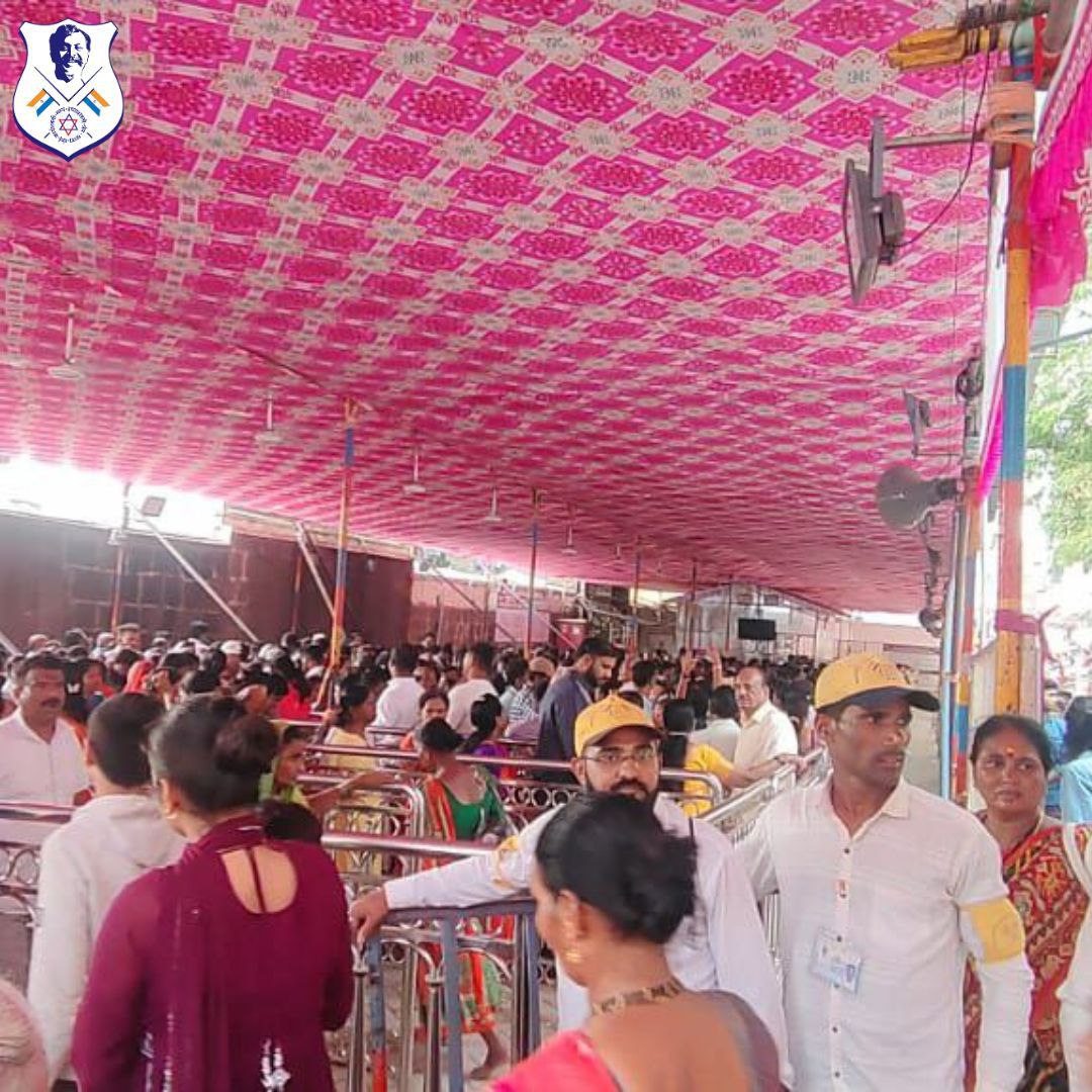 aniruddhasadm's tweet photo. Disaster Management #Volunteers (DMV) of Aniruddha's Academy of Disaster Management (AADM) are assisting local authorities to manage and streamline the queues of devotees at the #MahalakshmiTemple, #mumbai on the occasion of #Navaratri2023.
#CrowdManagement https://t.co/0yoGYRP22X