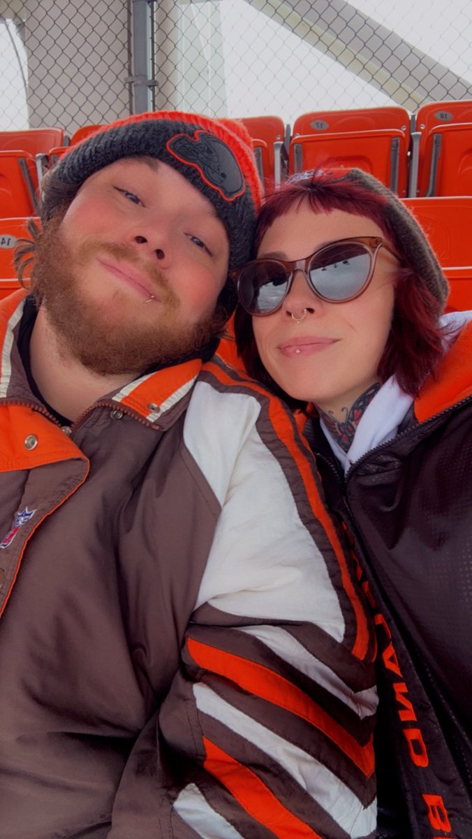 warmmarigoldd's tweet photo. #SFvsCLE #neenatheweenadoggie🧡🤎 https://t.co/Dcotveaayo