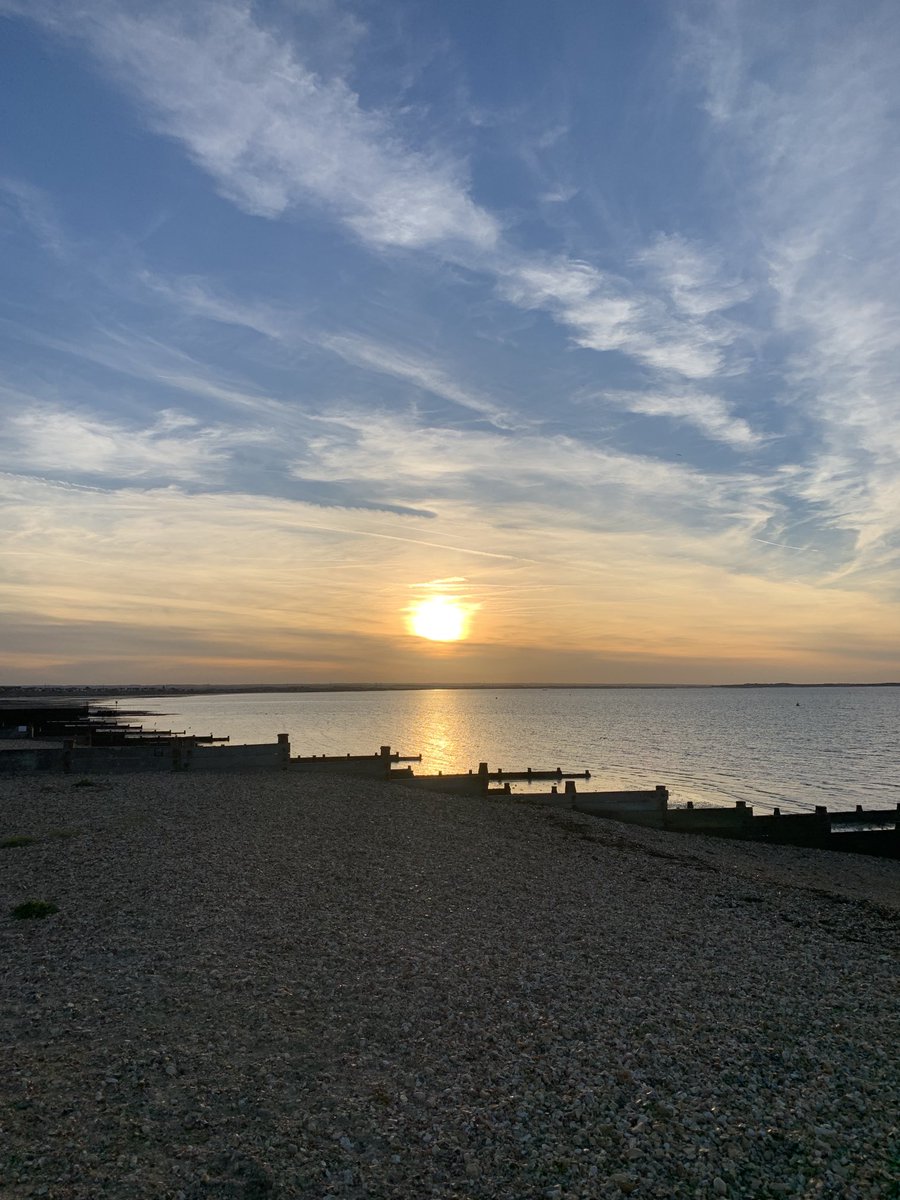 dleigh_david's tweet photo. This evening’s beautiful Whitstable sunset #whitstablelive https://t.co/lu7V1xZ3wr