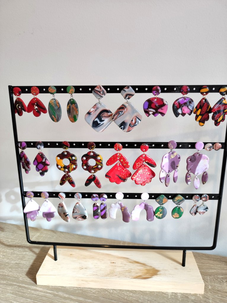 SixPtitesMains's tweet photo. Toutes ces boucles d'oreilles sont issues de nos entraînements pour les ateliers bijoux. Elles comportent des défauts mais sont tout de même portables. Alors elles sont en vente à tout petit prix ici ☺️ https://t.co/mVGhSVaYbg

#instagram #madeinfrance #artisanat #france https://t.co/AWH79NiZwt