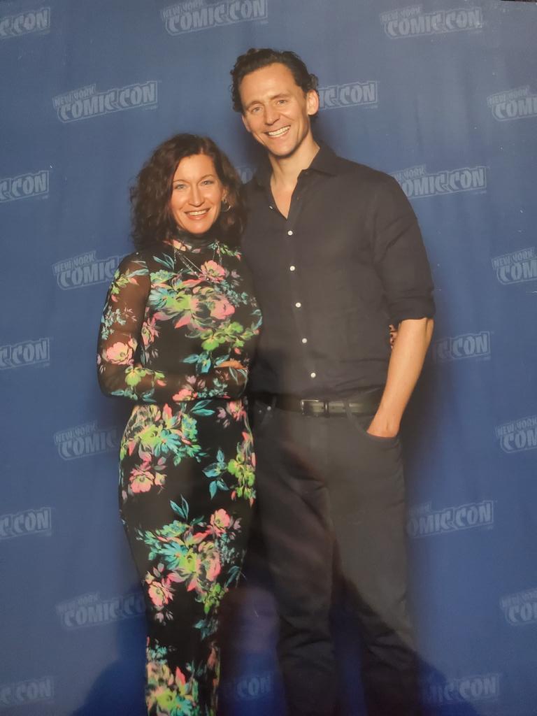 sweatinthruahat's tweet image. Helpful hints for anypne getting a pic w Tom Hiddleston at #NYCC23 from someone who was completely, utterly overwhelmed.