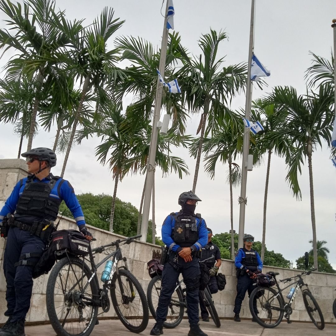 solidaritysfl's tweet photo. “The police are occupiers!” 

A hundred or more police kettle the Pro-Palestine protest. All police face Palestine supporters.

#AbajoElImperio #FreePalestine #AllEyesOnPalestine #VivaPalestina #AntiImperialist #AntiImperialismo #HandsOffPalestine #ProtestMiami #MiamiProtest https://t.co/JyI05Jl3OA