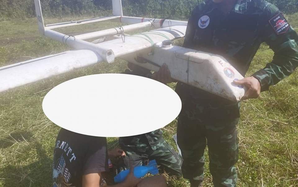 YeSoe91920267's tweet photo. The hidden sentry troops of terrorist military at one end of Kaw Nwe bridge, #Kawkareik Township, were attacked dropping bombs from the quadcopter(UAV) by #Fixed_Wing Force and #Multi_Rotor Force in the morning on Oct 13. Terrorists ran away carrying 3 dead bodies.
#2023Oct15Coup https://t.co/kMuOkXkQPZ