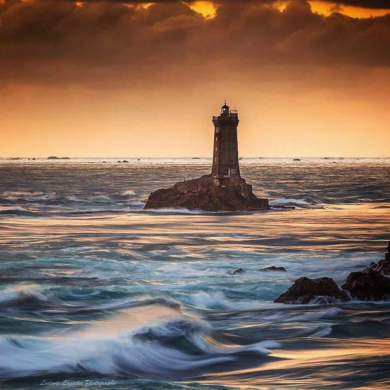 LudovicLagadec's tweet photo. La Pointe du Raz … Lumière du bout du monde !!! 
Bonne soirée à tous https://t.co/FJjL9mkCU4