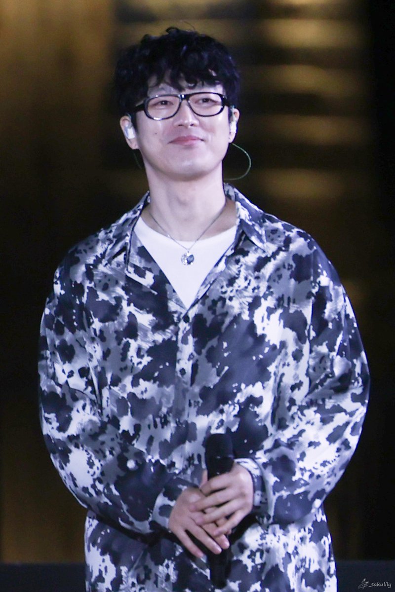 입꾹꾹이 하며 등장

20231015 경주 국제 뮤직페스티벌
 #하현우