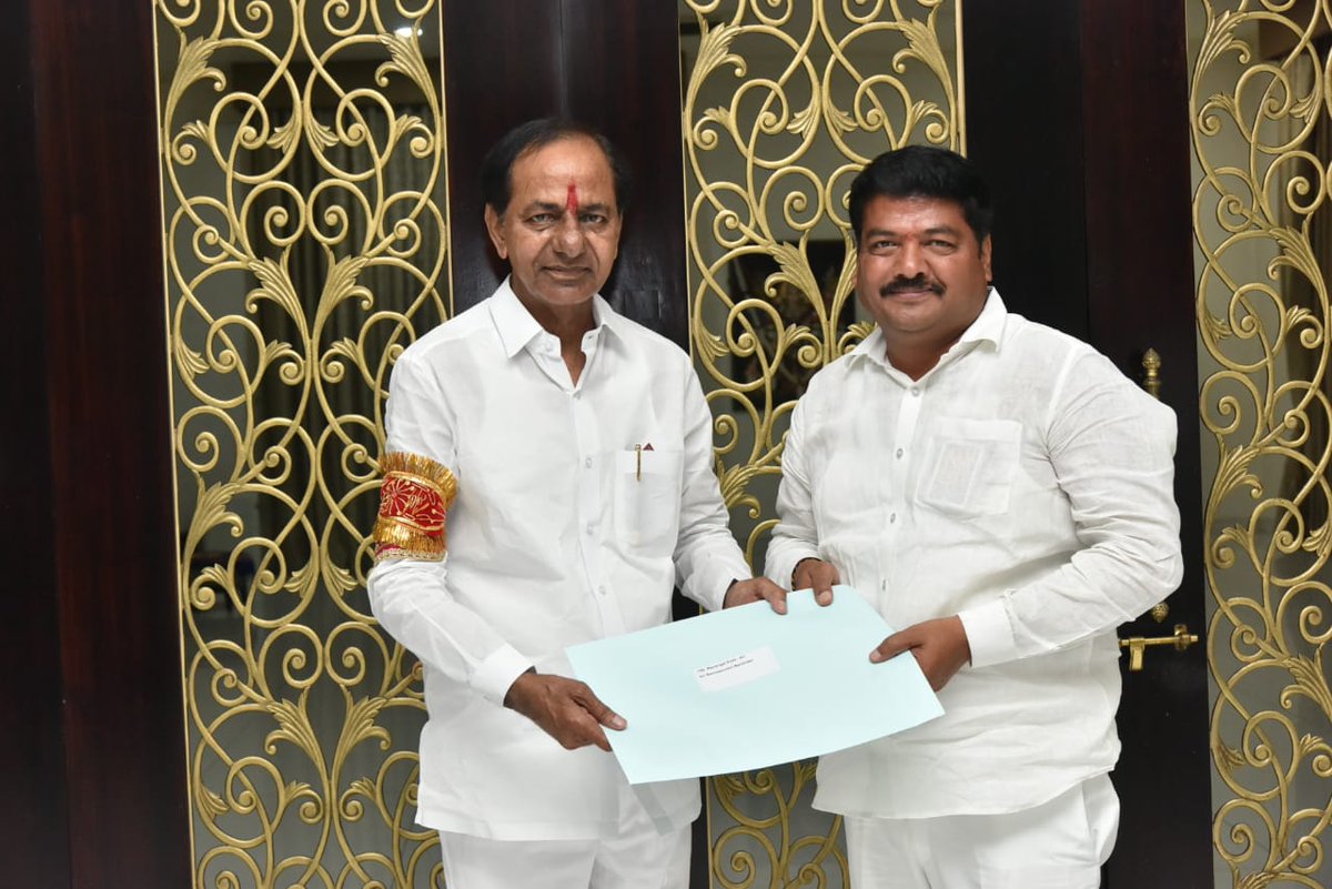 BRSNarenderWGL's tweet photo. గులాబీ దళపతి రాష్ట్ర ముఖ్యమంత్రి వర్యులు కేసీఆర్ గారి చేతుల మీదుగా వరంగల్ తూర్పు నియోజకవర్గ  బీఆర్ఎస్ పార్టీ అభ్యర్థిగా భీ-పామ్ అందుకోవడం జరిగింది https://t.co/X2hfAF3McH